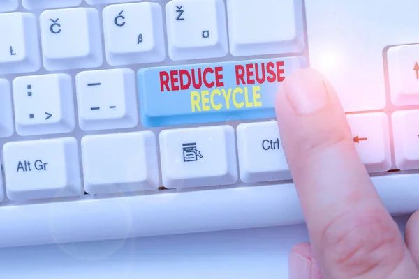 Sinal de texto mostrando Reduzir Reutilizar Reciclagem. Foto conceitual comportamento ambientalmente responsável do consumidor . — Fotografia de Stock