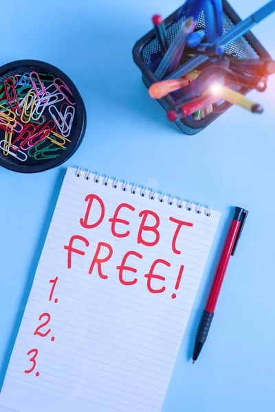 Scrittura di testi a mano Debt Free. Concetto significato non possiede alcun denaro o cose a qualsiasi individuo o società Notebook e apparecchiature di scrittura con il mouse del computer sopra sfondo pastello . — Foto Stock