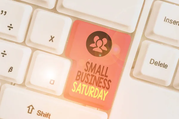 Escrevendo uma nota mostrando Small Business Saturday. Foto de negócios mostrando feriado americano de compras realizadas durante o sábado . — Fotografia de Stock