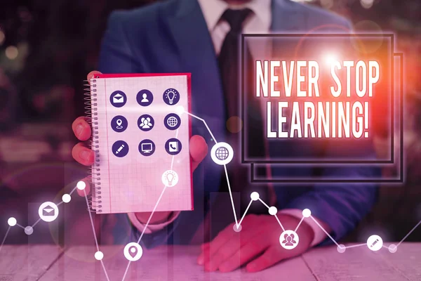 Piszę liścik z "Never Stop Learning". Pokazy zdjęć biznesowych nadal studiują zdobywanie nowej wiedzy lub materiałów. — Zdjęcie stockowe