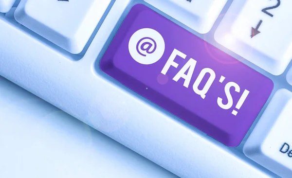 Word tekst intoetsen Faq. Businessconcept voor een lijst van vragen en antwoorden met betrekking tot een bepaald onderwerp. — Stockfoto