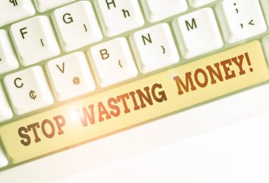 Stop Israf Para gösteren kavramsal el yazısı. Tasarruf etmeye başlamak ve akıllıca kullanmak için advicing gösteren veya grup vitrine İş fotoğrafı.