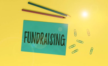 Bağış topladığını gösteren kavramsal el yazısı. Belirli bir amaç için para biriktirmek veya üretmek için iş fotoğrafı eylemi Kağıt Kağıt Kağıt Kağıt Kağıt Kağıt Hatırlatma kalemleri ataç renkli arkaplan.