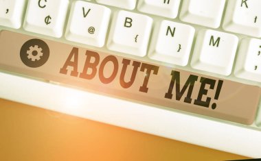 Hakkımda'yı gösteren metin işareti. Birisine iyi ve kötü özelliklerinizin listesini anlatan kavramsal fotoğraf.