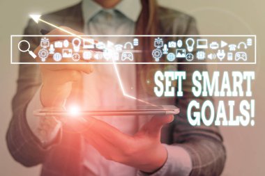 Set Smart Goals'ı gösteren kavramsal el yazısı. Fikirlerinizi netleştirmek için iş fotoğrafı vitrin listesi odak çabaları akıllıca zaman kullanın.