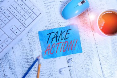 El yazısı Take Action. Kavram, resmi bir şey yapmak ya da sorunlu teknolojik aygıtlarla hedefe ulaşmak için uyumlu bir şey yapmak anlamına gelir. Renkli hatırlatıcı kağıt ofis klavye fare tedarik.