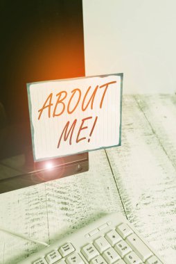 Hakkımda yazılan el yazısı. Kavram demek, birisine iyi ve kötü özelliklerinizin listesini anlatmak demektir. Not kağıdı beyaz klavyenin yanındaki siyah bilgisayar monitörüne yapıştırılmıştır..