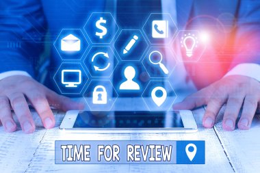 İnceleme Zamanı'nı gösteren kavramsal el yazısı. Resmi incelemesinde bir sistemin veya durumun iş fotoğrafı metin incelemesi.