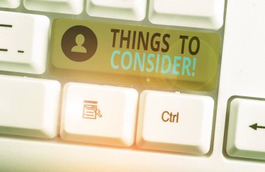 Göz önünde bulundurulması gereken şeyleri gösteren not yazma. İş fotoğraf vitrin eve karar vermek için dikkatle bir şey düşünmek.