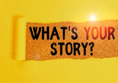 Kelime yazma metni Hikaye Sorunu. İş konsepti, geçmişteki eylemlerini göstermek için. Ortadan ikiye bölünmüş mukavva, klasik ahşap bir masanın üzerine yerleştirilmiş..