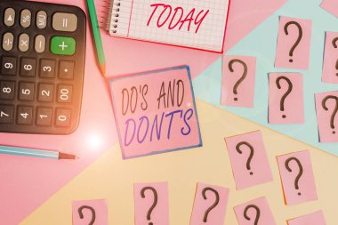 Kelime yazma metni Do S and Dont S. Bazı aktivite ve eylemlerle ilgili kurallar ve gelenekler için iş konsepti Matematiksel şeyler ve Pastel renklerin üzerinde yazma ekipmanları.