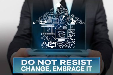 Değişikliğe Direnme Kucakla 'yı gösteren metin işareti. Kavramsal fotoğraf değişikliklere açık ol yeni şeyleri dene olumlu.