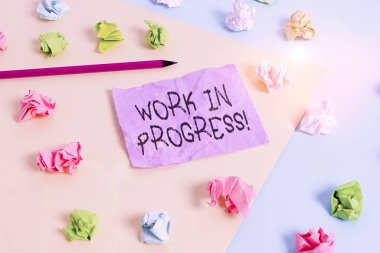 Çalışma Sürecini gösteren bir not yazıyorum. Renkli buruşuk kağıtlara eklenen ya da geliştirilen bitmemiş bir projeyi gösteren iş fotoğrafı boş hatırlatıcı mavi çamaşır tokası.