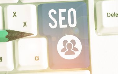 Seo 'yu gösteren kavramsal el yazısı. Yakın iş yerinizi internetten pazarlamak için inanılmaz etkili bir yöntem.