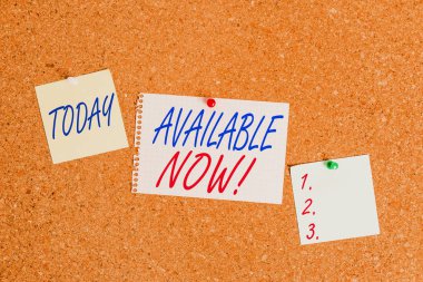 Şimdi kullanılabilir olduğunu gösteren metin işareti. Kavramsal fotoğraf, şu anda Corkboard renk boyutu kağıt raptiye raptiye etiketi pano uyarı panosunda elde edilebilir veya kullanılabilir bulabilirsiniz.