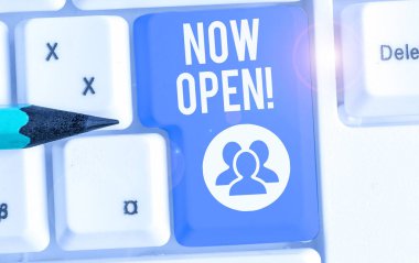 Kavramsal el yazısı Şimdi Aç 'ı gösteriyor. İş fotoğrafı metni şu anda kapı veya pencereleri kapatmıyor ya da engellenmiyor.