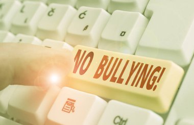 Zorbalık Yok'u gösteren not yazma. Çocuklar güç dengesizliği arasında agresif davranışı durdurmak vitrine İş fotoğraf.