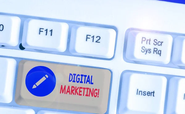 Texto de escritura Digital Marketing. Concepto que significa productos o servicios de mercado que utilizan tecnologías en Internet . — Foto de Stock