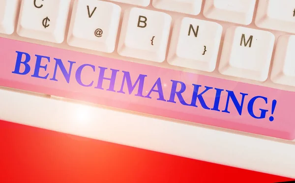 Escritura manual conceptual que muestra Benchmarking. Texto de la foto de negocios evaluar algo en comparación con estándar o puntuaciones . — Foto de Stock