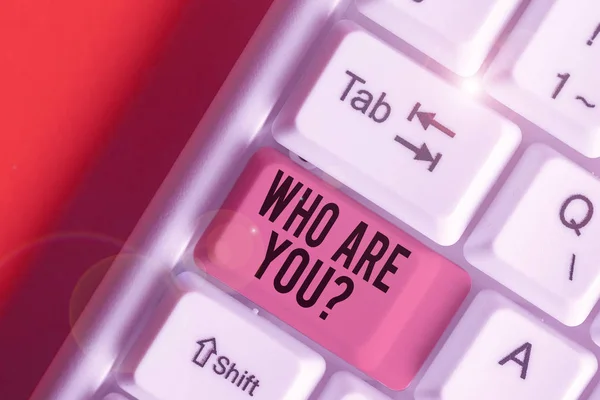Texto escrito por palavra Who Are You Question. Conceito de negócio para perguntar sobre alguém identidade ou demonstrar informações . — Fotografia de Stock