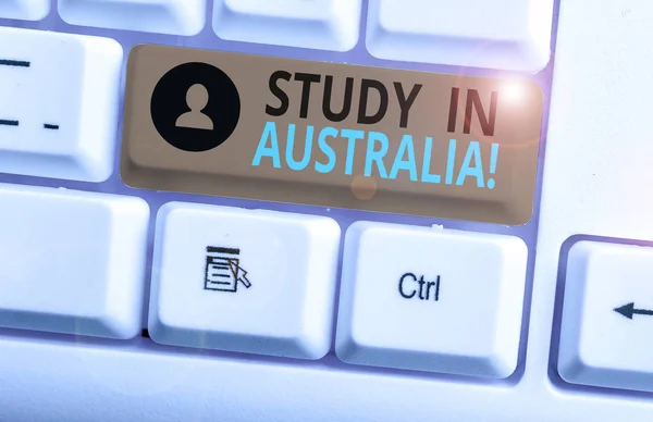 Avustralya'da Study in'i gösteren not yazma. Yabancı ülke sipariş içine gidiyor Iş fotoğraf vitrine çalışmalarınızı tamamlamak. — Stok fotoğraf