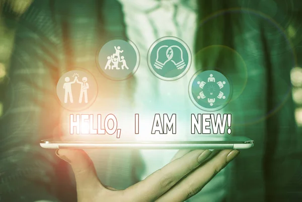 Signo de texto que muestra Hello I Am New. Foto conceptual que se presenta en un grupo como trabajador fresco o estudiante . —  Fotos de Stock