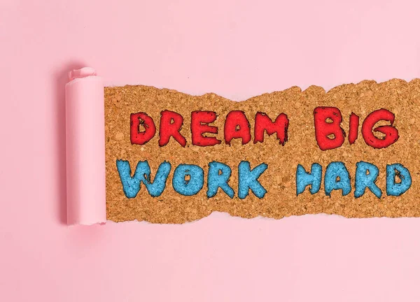 Kézírás szöveg Dream Big Work Keményen. Koncepció jelentése Higgy magadban, és kövesd az álmokat és célokat Karton, amely szakadt a közepén fölött egy fa klasszikus asztal. — Stock Fotó