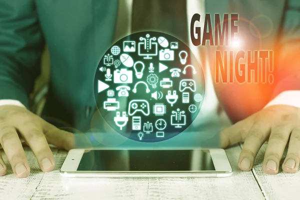 Scrittura concettuale a mano che mostra Game Night. Business foto in mostra di solito la sua chiamata su date di gioco per adulti come il poker con gli amici . — Foto Stock