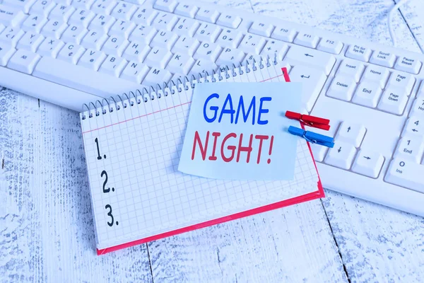 Ruční psaní textu Game Night. Koncept obvykle jeho volal na dospělých hracích dat, jako je poker s přáteli notebook papír upomínka oblečení pin připíchnutý list bílá klávesnice světlo dřevěné. — Stock fotografie