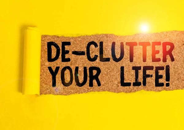 Palavra de texto De Clutter Your Life. Conceito de negócio para remover itens desnecessários de lugares desarrumados ou superlotados Cartão que está rasgado no meio colocado acima de uma mesa clássica de madeira . — Fotografia de Stock