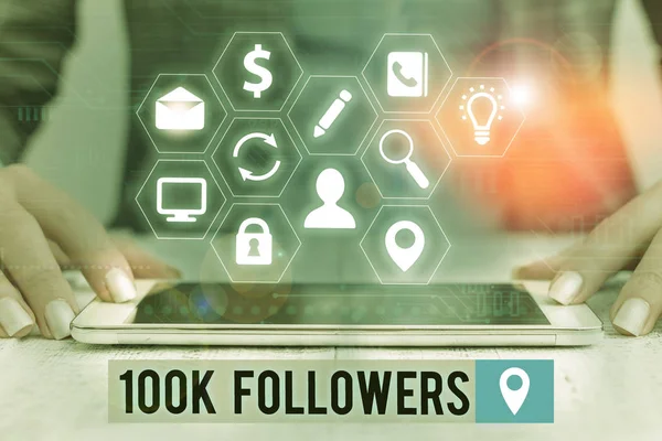 Signe texte montrant les abonnés 100K. Numéro de photo conceptuel des personnes qui suivent quelqu'un sur Instagram . — Photo