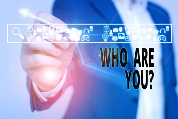 Szövegíró szöveg Ki vagy te kérdés. Üzleti koncepció a személyazonosságról vagy a demonstrációs információkról való kérdezésre. — Stock Fotó