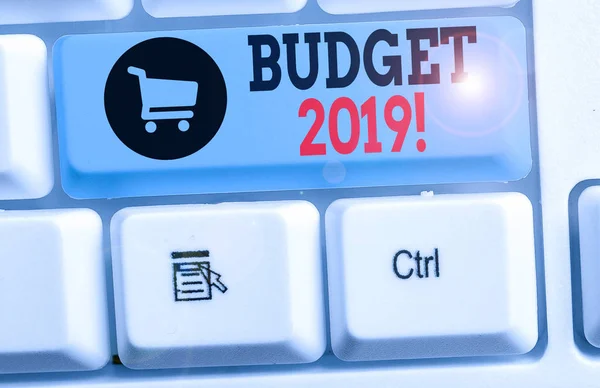 Schrijf notitie met budget 2019. Zakelijke fotopresentatie raming van baten en lasten voor het lopende jaar. — Stockfoto