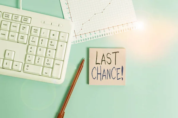 Escribiendo nota mostrando Última Oportunidad. Foto de negocios mostrando la oportunidad final para lograr o adquirir algo que desea Papel azul teclado oficina estudio cuaderno gráfico números memorándum . — Foto de Stock