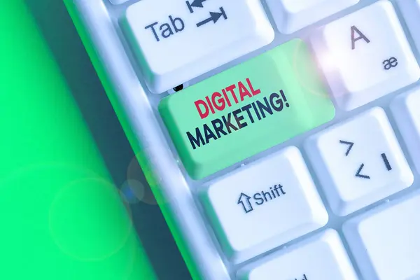 Scrittura concettuale a mano che mostra il Digital Marketing. Foto aziendali che mostrano prodotti o servizi sul mercato utilizzando tecnologie su Internet . — Foto Stock