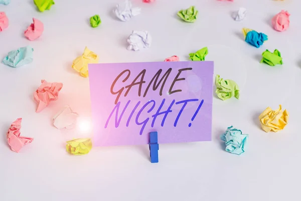 Manuscrito texto escrevendo Game Night. Conceito significado geralmente é chamado em datas de jogo para adultos como poker com amigos Papéis coloridos amassados lembrete vazio fundo branco clothespin . — Fotografia de Stock