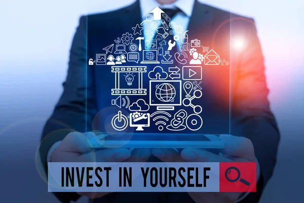 Концептуальный почерк, показывающий Invest In Yourself. Деловая фотовыставка узнаёт новые вещи или материалы, тем самым улучшая вашу жизнь. . — стоковое фото