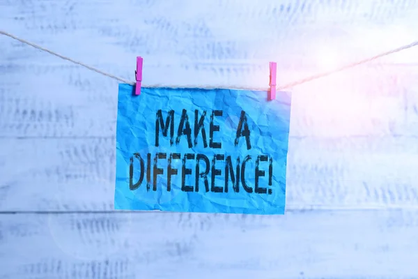 Sinal de texto mostrando Make A Difference. Foto conceitual tem efeito significativo ou não na demonstração ou situação Varal varal retângulo em forma de papel lembrete mesa de madeira branca . — Fotografia de Stock