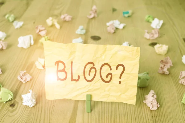 Menulis catatan yang menunjukkan Blogquestion. Foto bisnis menampilkan halaman web yang diperbarui secara teratur yang dijalankan oleh individu kertas kusut berwarna latar belakang jepitan lantai kayu . — Stok Foto