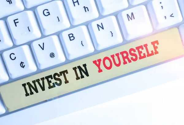 Konzeptionelle Handschrift, die zeigt, dass man in sich selbst investiert. Business-Foto präsentiert lernen neue Dinge oder Materialien, wodurch Ihr Los besser. — Stockfoto