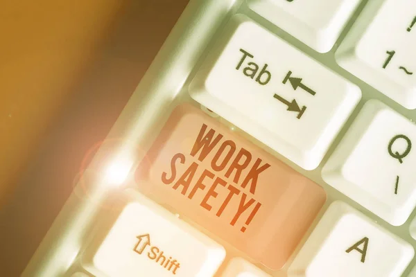 Texto de escritura de palabras Seguridad en el trabajo. Concepto empresarial de las políticas y procedimientos establecidos para garantizar la salud de los empleados . — Foto de Stock