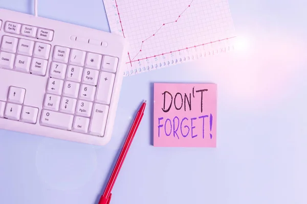 Escribiendo una nota que muestra Don T Forget. Exhibición de fotos de negocios utilizada para recordar a alguien sobre hechos o detalles importantes Papel azul teclado oficina estudio cuaderno gráfico números memorándum . — Foto de Stock