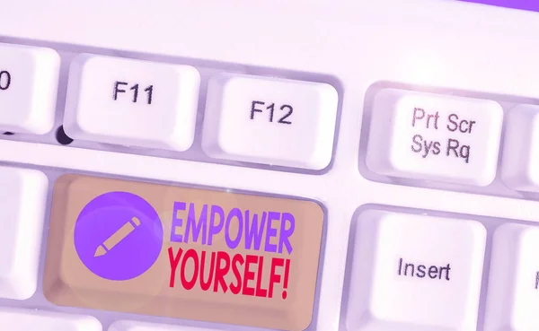 Handgeschreven tekst Empower jezelf. Concept betekent het nemen van controle over onze levensdoelen en het maken van keuzes. — Stockfoto