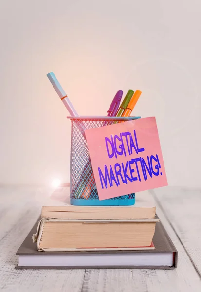 Tekst schrijven Digital Marketing. Zakelijk concept voor marktproducten of diensten met behulp van technologieën op Internet gestapelde boeken pennen metalen houder plakkerige notitie liggend vintage oude houten tafel. — Stockfoto