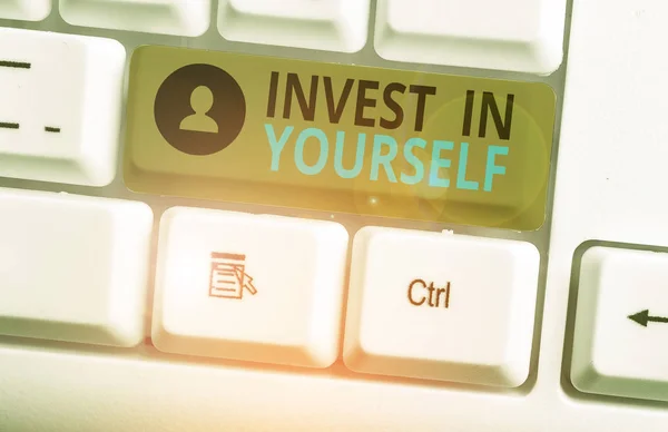 Het schrijven van de notitie met investeren in jezelf. Zakelijke fotopresentatie leer nieuwe dingen of materialen waardoor je veel beter wordt. — Stockfoto