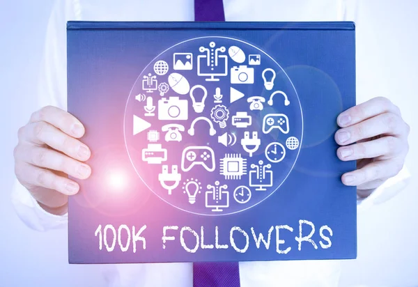 Note d'écriture montrant les abonnés 100K. Photo d'affaires montrant le nombre de personnes qui suivent quelqu'un sur Instagram . — Photo