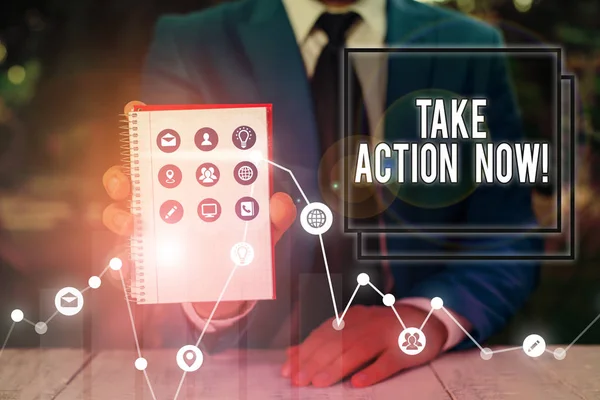 Escrevendo nota mostrando Take Action Now. Foto de negócios mostrando fazer algo oficial ou concertado alcançar objetivo com problema . — Fotografia de Stock