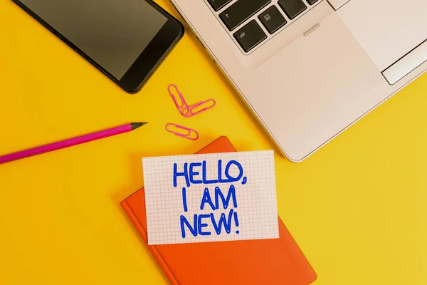Konceptuell handstil som visar Hello I Am New. Business photo showcasing införa sig själv i en grupp som färsk arbetare eller student Laptop smartphone klipp penna papper ark färgad bakgrund. — Stockfoto
