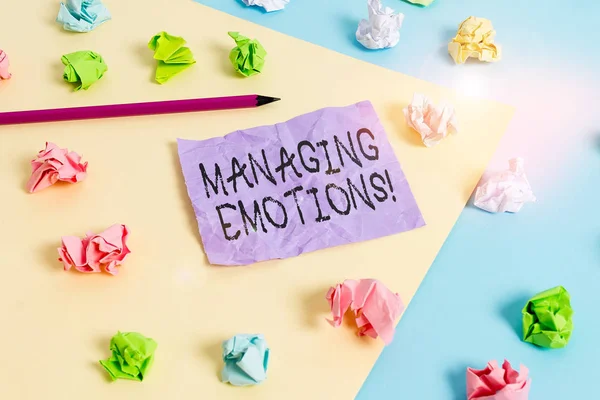 Escrevendo nota mostrando Managing Emotions. Foto de negócios mostrando capacidade estar aberto a sentimentos e modulá-los em si mesmo Papéis coloridos amassados vazio lembrete azul amarelo clothespin . — Fotografia de Stock