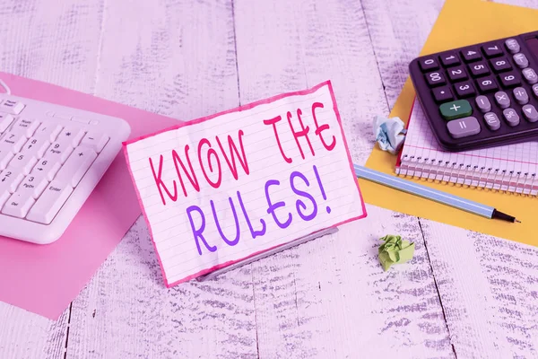ルールを示す概念的な手書き。コンピュータキーボードとシートの間のワイヤに関するノートペーパーを管理するための明示的または規制の原則を示すビジネス写真. — ストック写真